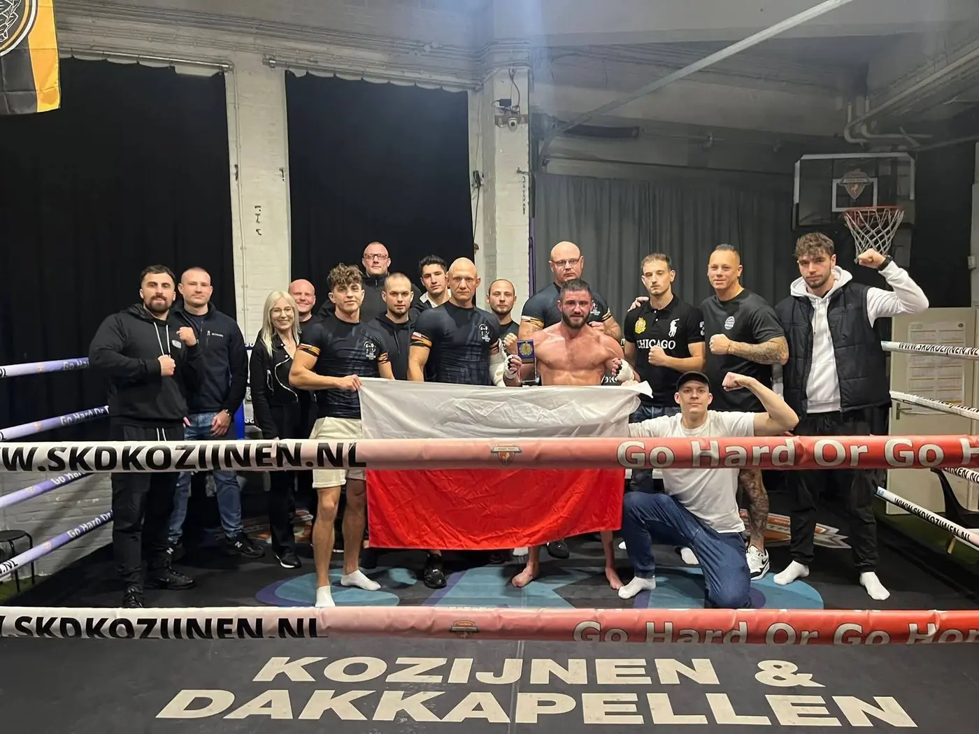 Ekipa Kali w ringu po gali, z polską flagą